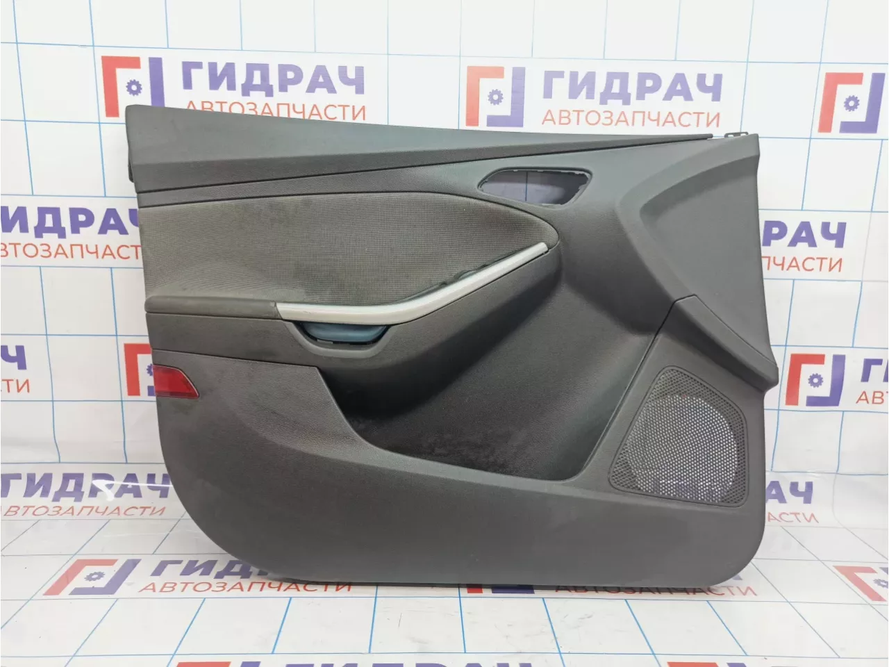 Обшивка двери передней левой Ford Focus 3 1797075. Царапины, потертость.